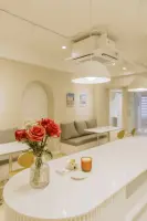 곡선 카운터가 돋보이는 화이트톤 미니멀 라운지